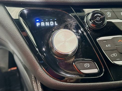 Used 2025 Chrysler Pacifica Limited image 23