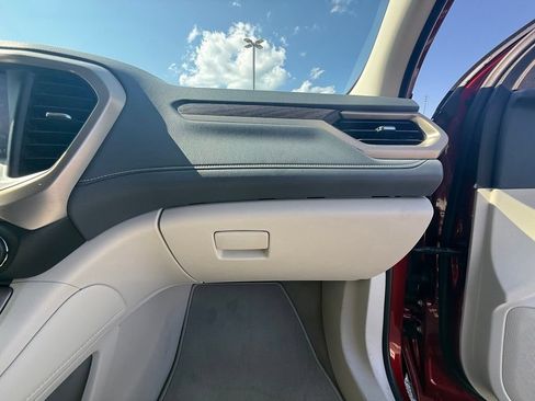 Used 2021 GMC Acadia Denali w/ Denali Technology Package FWD image 30