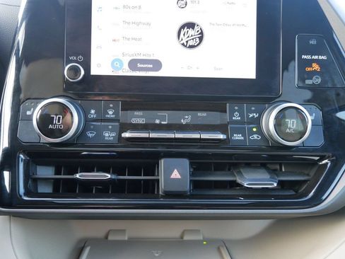 Used 2023 Toyota Highlander XLE AWD/4WD image 22