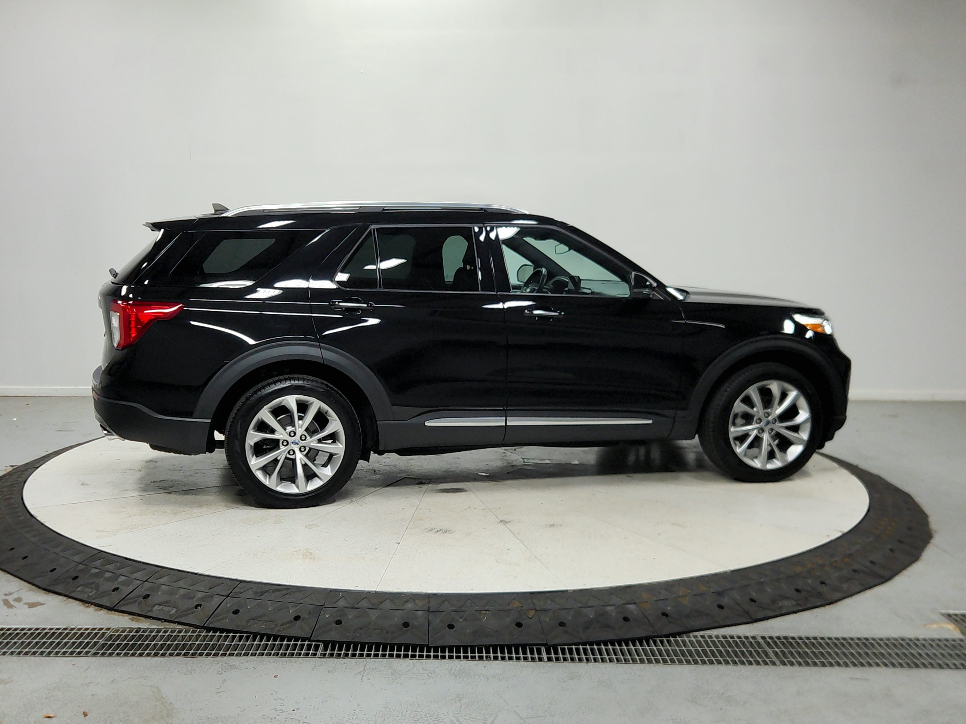 Used 2023 Ford Explorer Platinum w/ Technology Package AWD/4WD image 9