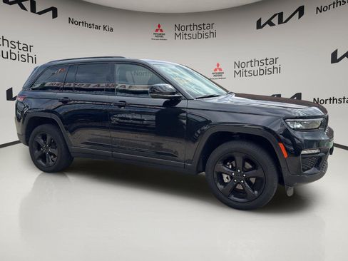 Used 2023 Jeep Grand Cherokee Limited w/ Black Appearance Package AWD/4WD image 8