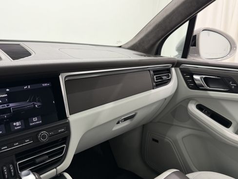 Certified 2021 Porsche Macan Turbo AWD/4WD image 59