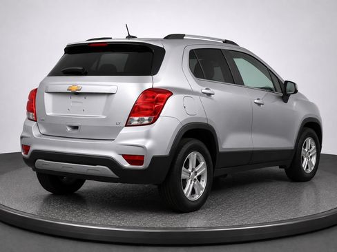 Used 2019 Chevrolet Trax LT w/ LT Convenience Package FWD image 3