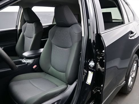 Used 2025 Toyota RAV4 XLE AWD/4WD image 12