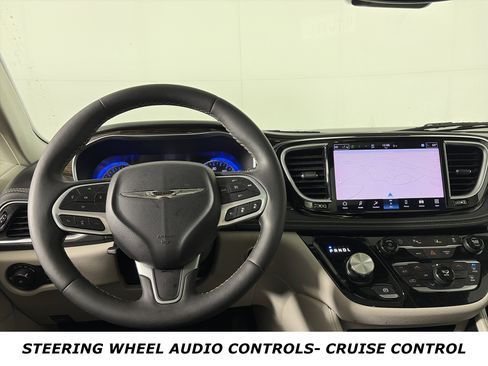 Used 2024 Chrysler Pacifica Limited image 9