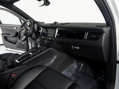 Certified 2020 Porsche Macan image 22