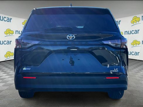 Used 2024 Toyota Sienna LE image 5