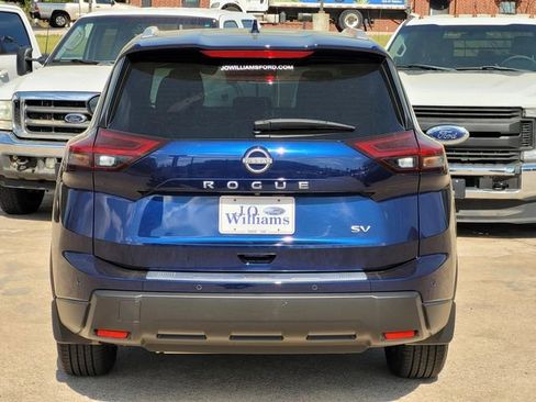 Used 2024 Nissan Rogue SV w/ SV Premium Package image 5