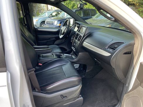 Used 2017 Dodge Grand Caravan GT FWD image 13