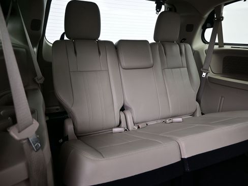Used 2012 Chrysler Town & Country Touring-L w/ Entertainment Group #2 FWD image 16