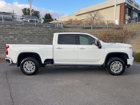 Used 2022 Chevrolet Silverado 2500 High Country w/ Technology Package image 11