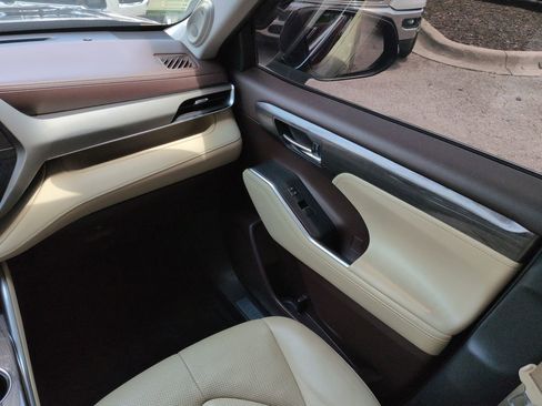 Used 2020 Toyota Highlander Limited FWD image 17