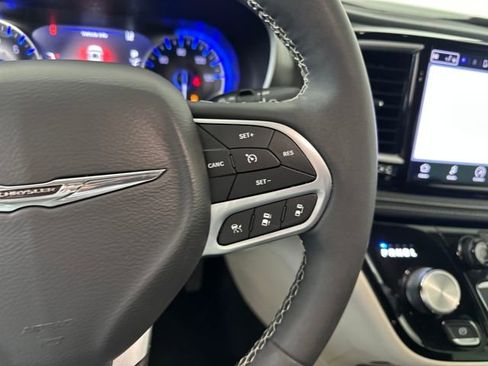 Used 2023 Chrysler Pacifica Touring-L image 16
