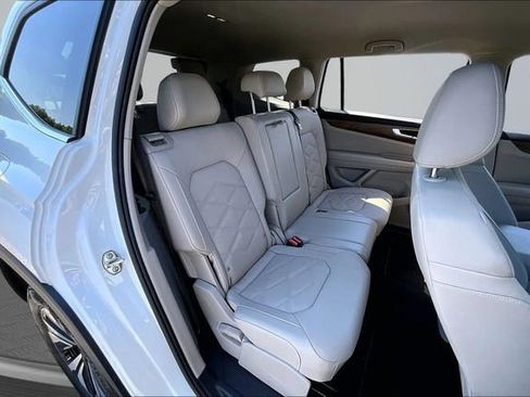 Used 2024 Volkswagen Atlas SE AWD/4WD image 24