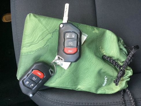 Used 2020 Jeep Wrangler Unlimited Sahara w/ Uconnect 4C Nav & Sound Group image 20