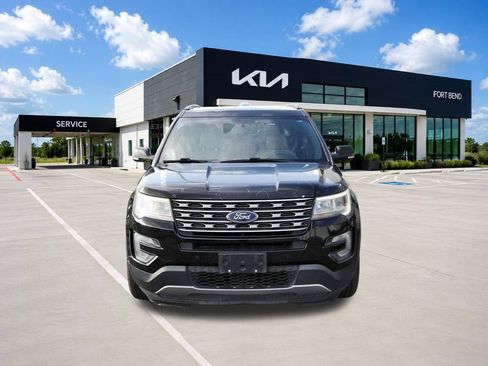 Used 2017 Ford Explorer XLT w/ Equipment Group 202A FWD image 2