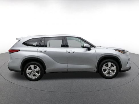 Used 2025 Toyota Highlander LE FWD image 10