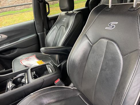 Used 2022 Chrysler Pacifica Limited w/ S Appearance Package image 9