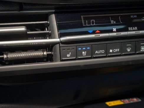 Certified 2025 Toyota Sienna Limited image 10