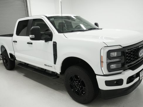 Used 2023 Ford F250 4x4 Crew Cab Super Duty image 2