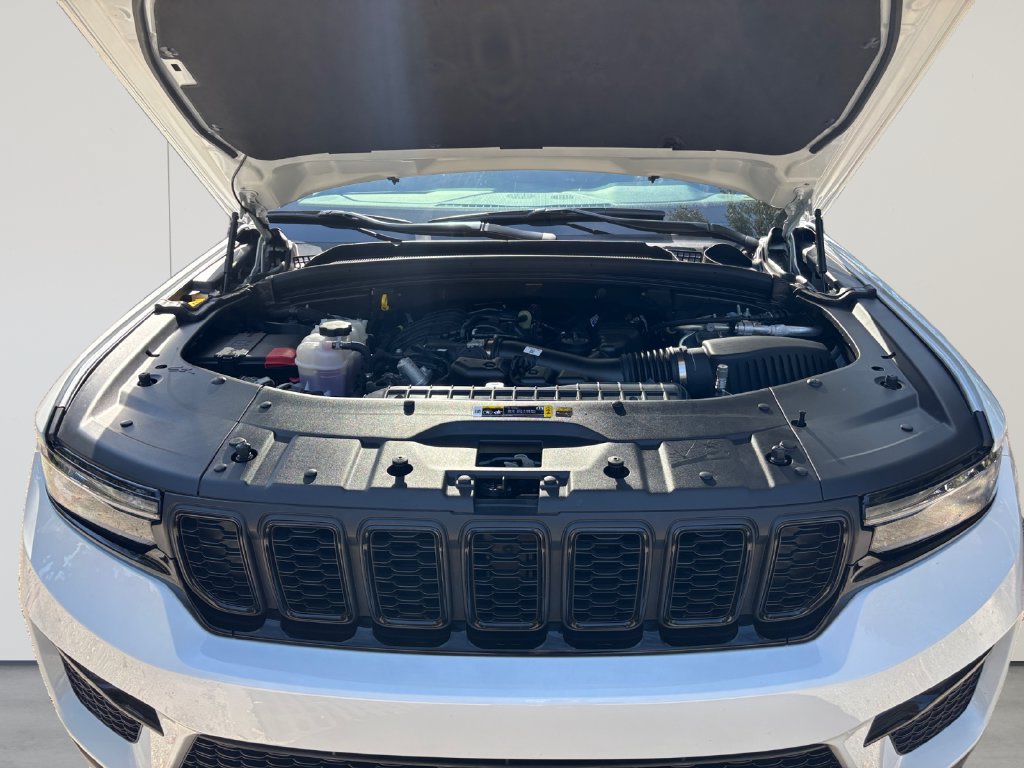 Used 2025 Jeep Grand Cherokee Limited w/ Black Appearance Package RWD image 19