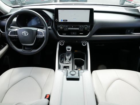 Used 2024 Toyota Grand Highlander AWD image 10