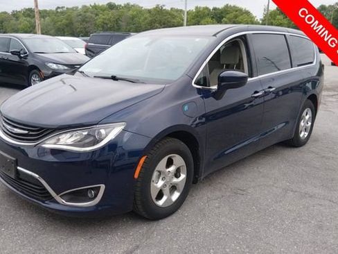 Used 2019 Chrysler Pacifica Touring Plus FWD image 1