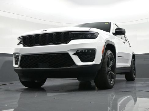 Used 2025 Jeep Grand Cherokee Limited w/ Black Appearance Package RWD image 30
