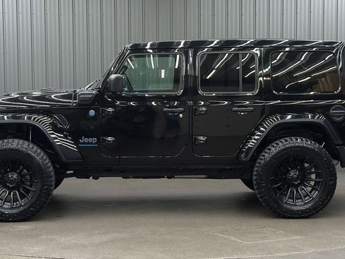 Used 2025 Jeep Wrangler Unlimited Sahara w/ Safety Group AWD/4WD image 2