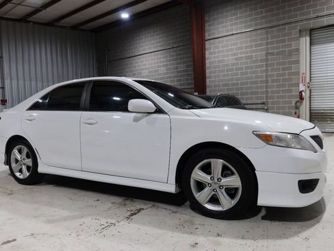 Used 2011 Toyota Camry SE w/ SE Extra-Value Pkg #1 FWD image 7