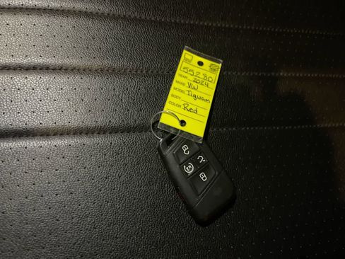 Used 2024 Volkswagen Tiguan SE image 25