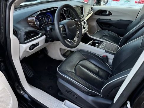 Used 2023 Chrysler Pacifica Limited image 17