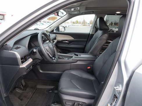 Used 2024 Toyota Grand Highlander Limited image 16