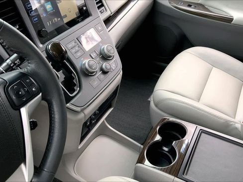 Used 2017 Toyota Sienna XLE FWD image 16