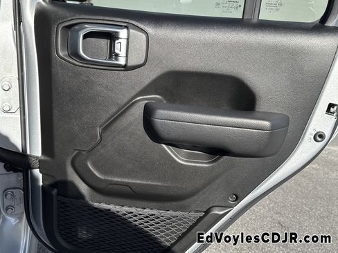 Used 2023 Jeep Gladiator Willys image 19