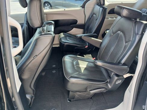 Used 2017 Chrysler Pacifica Limited FWD image 5