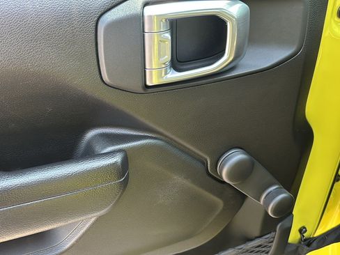 Used 2023 Jeep Gladiator Sport w/ Off Road Group image 25