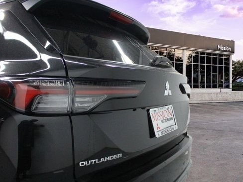 New 2025 Mitsubishi Outlander SE image 4