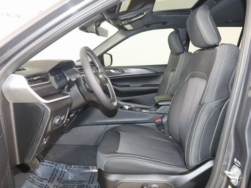 Used 2025 Jeep Grand Cherokee Laredo X w/ Luxury Tech Group I image 11