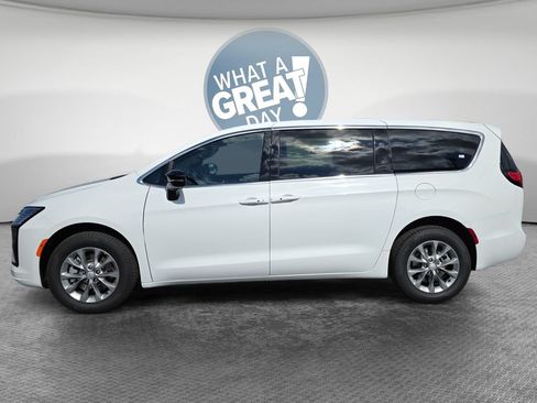 New 2027 Chrysler Pacifica Select AWD/4WD image 7