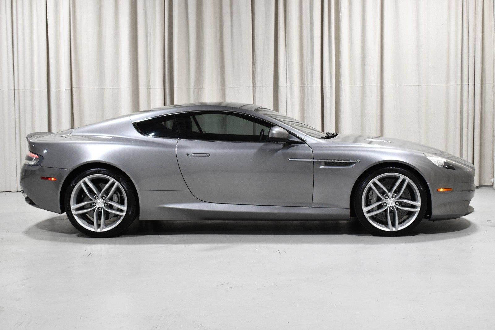 Used 2014 Aston Martin DB9 Coupe RWD image 4
