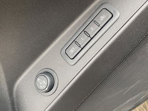 Used 2023 Chevrolet Equinox Premier image 19