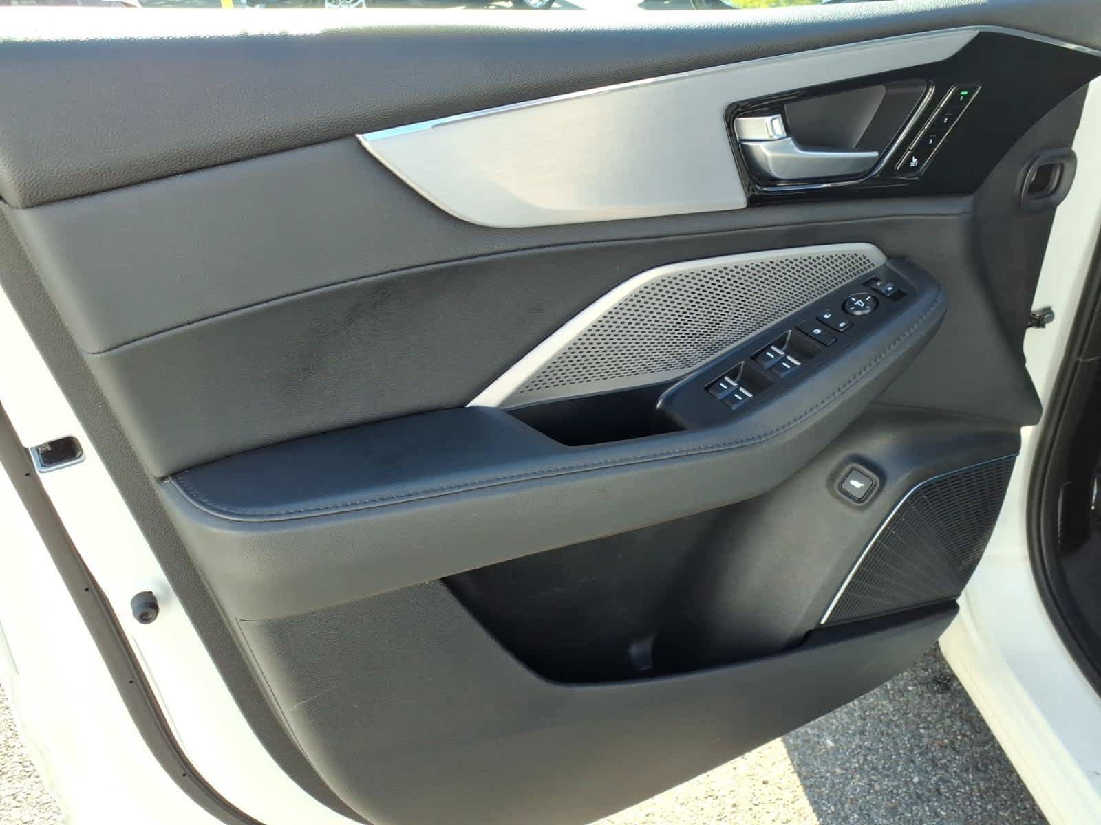 Used 2025 Acura MDX SH-AWD image 9