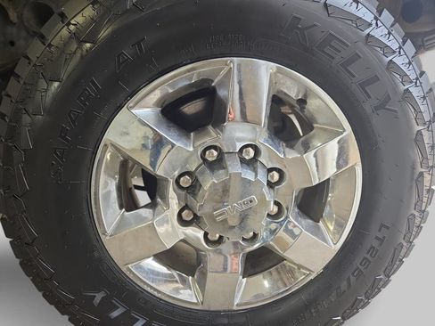 Used 2017 GMC Sierra 2500 SLT w/ All-Terrain HD Package AWD/4WD image 36