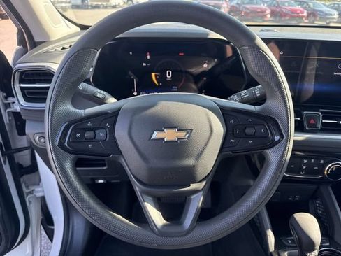 Used 2025 Chevrolet TrailBlazer LT AWD/4WD image 16