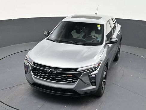 Used 2024 Chevrolet Trax RS w/ Sunroof Package FWD image 19