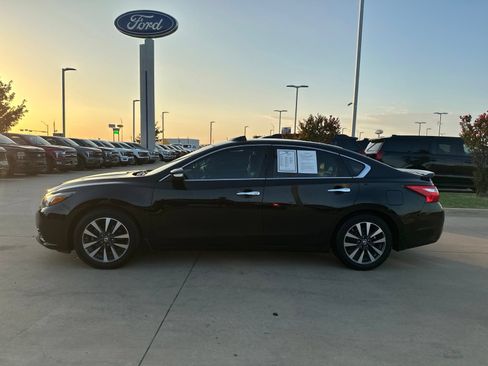 Used 2017 Nissan Altima 2.5 SL w/ 2.5 Technology Package FWD image 2