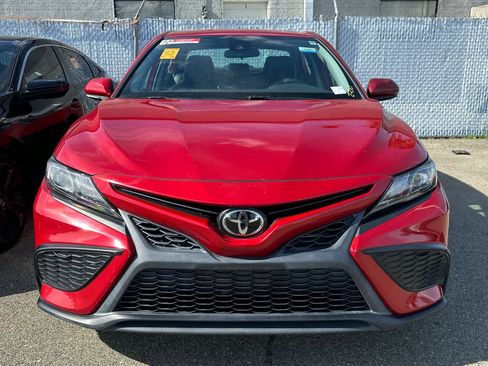 Used 2022 Toyota Camry SE image 6