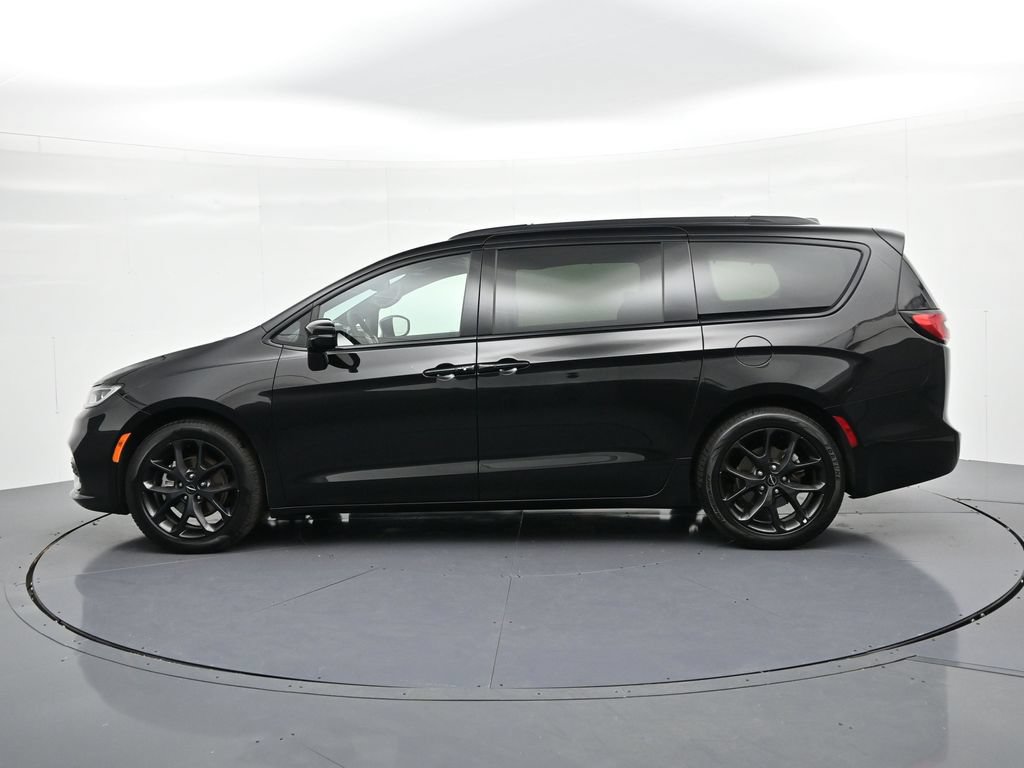 Used 2025 Chrysler Pacifica Limited FWD image 9