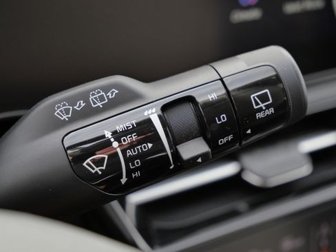 Used 2025 Kia Niro SX image 32